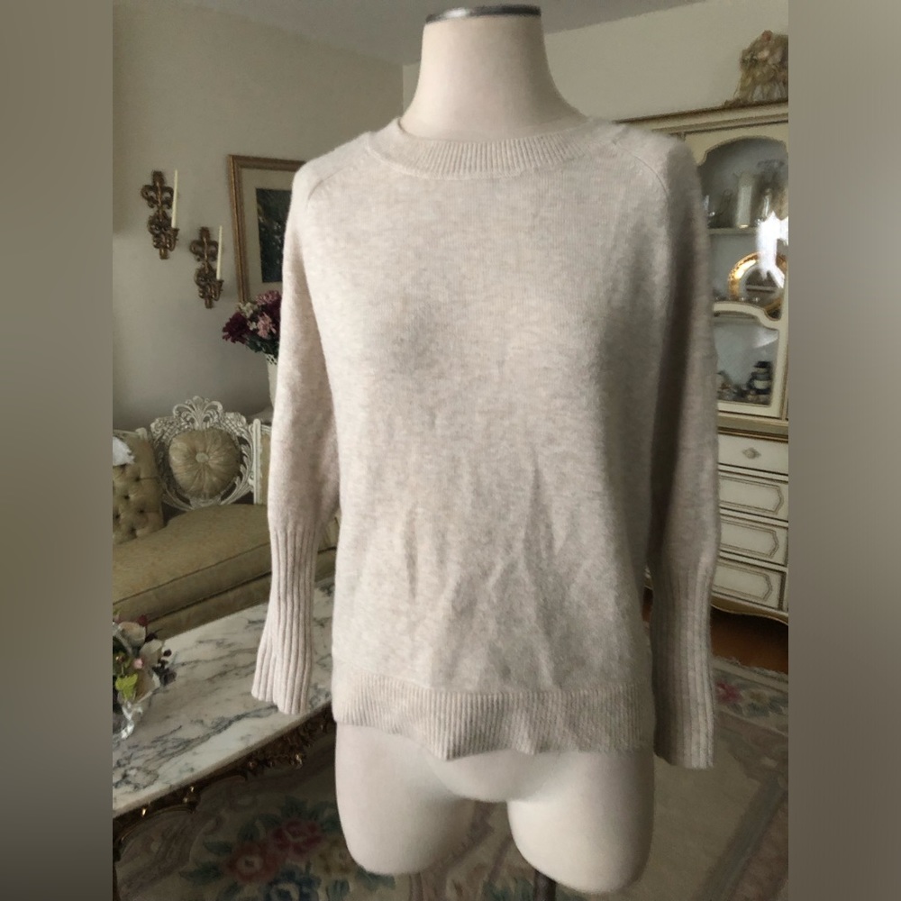 Eight 18 like new very soft crew neck sweater size S